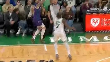 德甲赔率-还剩4分钟黄蜂领先绿军26分，绿军主力球员被替换下场