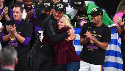 德甲赔率-ESPN：珍妮将佩林卡&amp;兰比斯等朋友视作家人 把亲生兄妹视作敌人